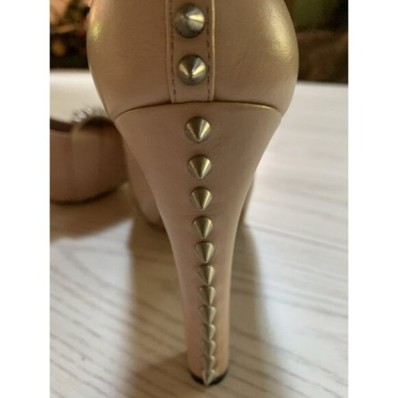 Vince Camuto tan with Gold Spikes Pumps/Platform - size 38. Size 7.5 Or 8 USA - Picture 7 of 16